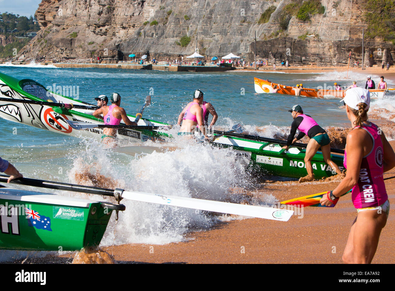 Sydney, Australia. 8 Nov 2014. Gara estiva di corse di surfboat tra i surfclub situati sulle spiagge settentrionali di Sydney inizia a Bilgola Beach con foto lancio di surfboat NSW Australia Credit: martin berry/Alamy Live News Foto Stock