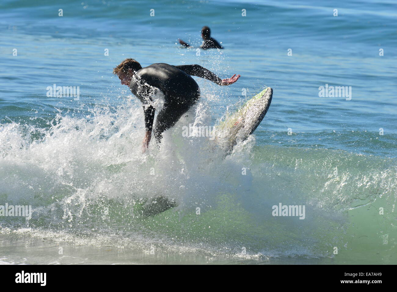 Un surfista spazzare via a Zuma beach Malibu, California Foto Stock