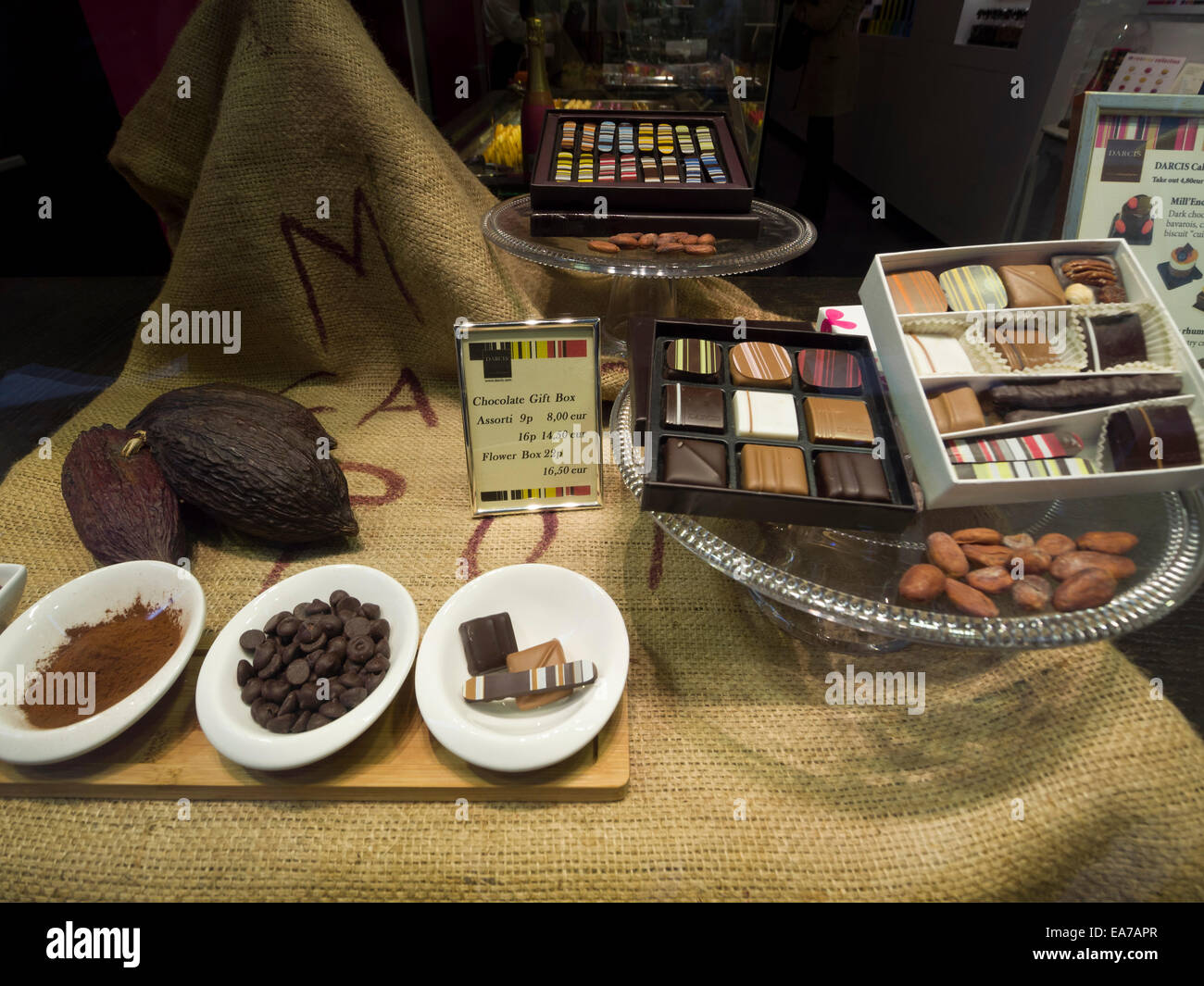 Vari tipi di cioccolato per la vendita in un negozio a Bruxelles, in Belgio Foto Stock