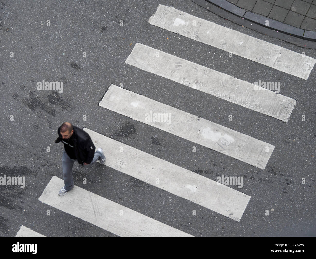 Vista aerea di una persona che attraversa un crosswalk Foto Stock