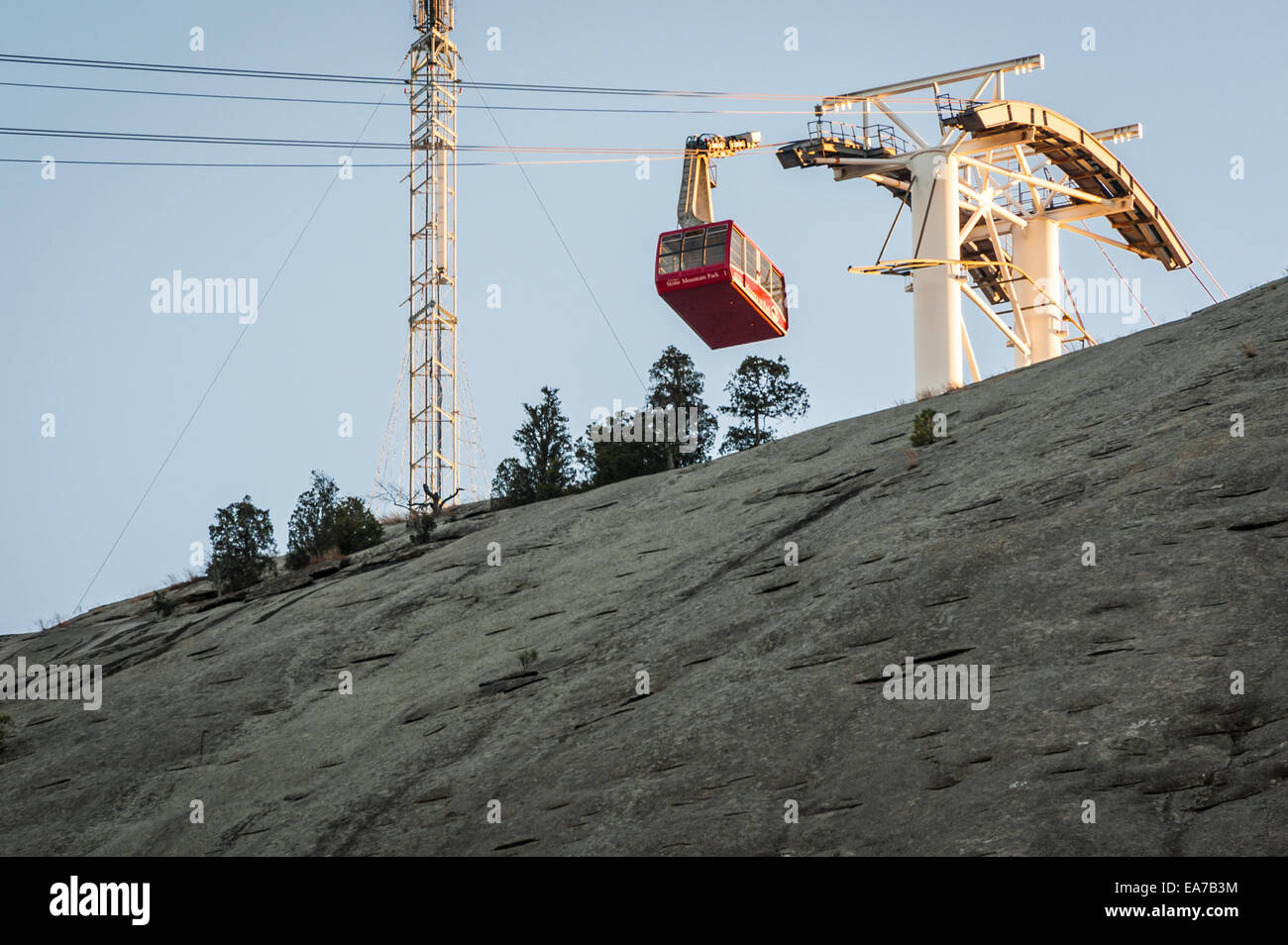 Il Vertice Skyride funivia è illuminato dal sole al tramonto come tops il piede 825 della parete di granito a Stone Mountain Park di Atlanta. Foto Stock