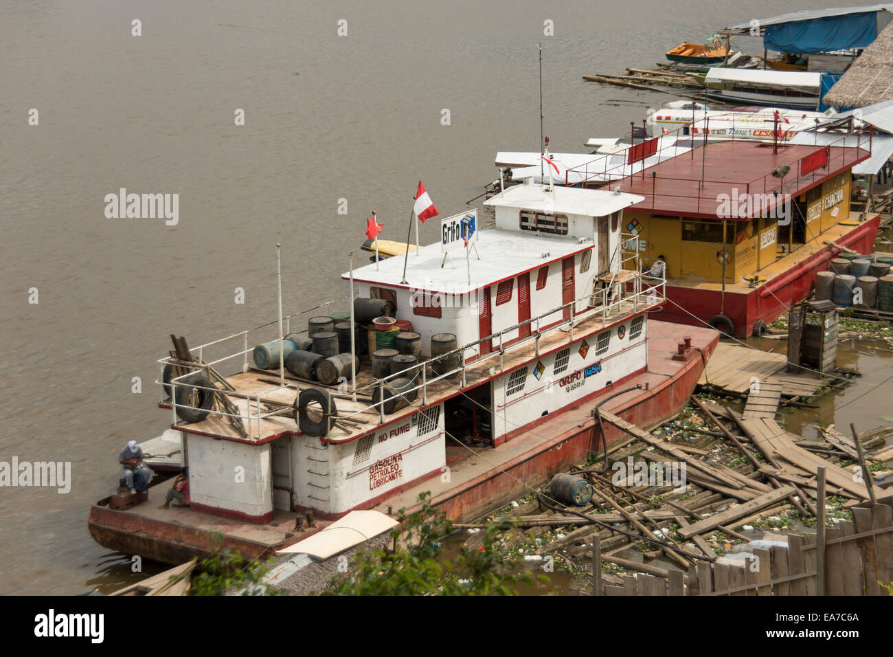 Floating "gas" stazione di benzina 'Mercado de los Productores' sul Fiume Itaya in corrispondenza della bocca di giunzione fiume Amazon, Iquitos, Perù Foto Stock