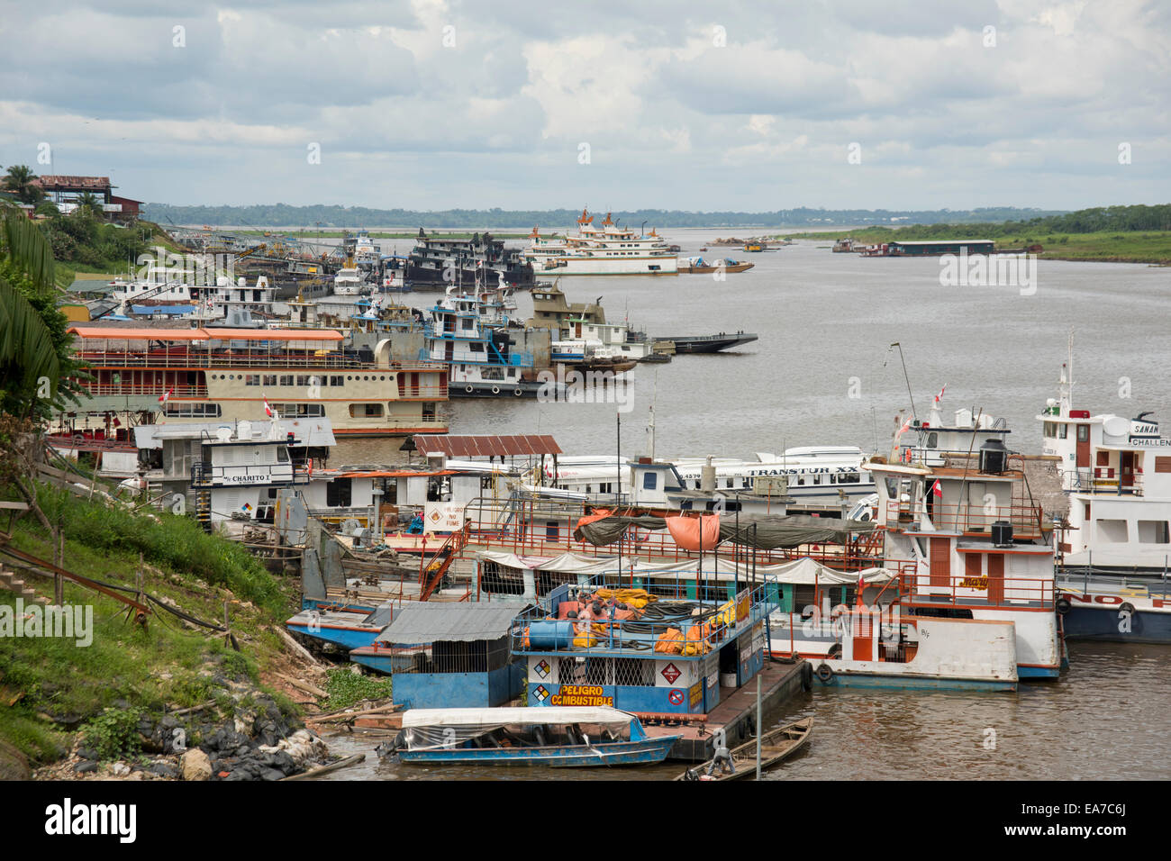 Porti Iquitos sul fiume Itaya alla bocca che unisce il fiume del Amazon (visto in distanza), Iquitos, Perù Foto Stock