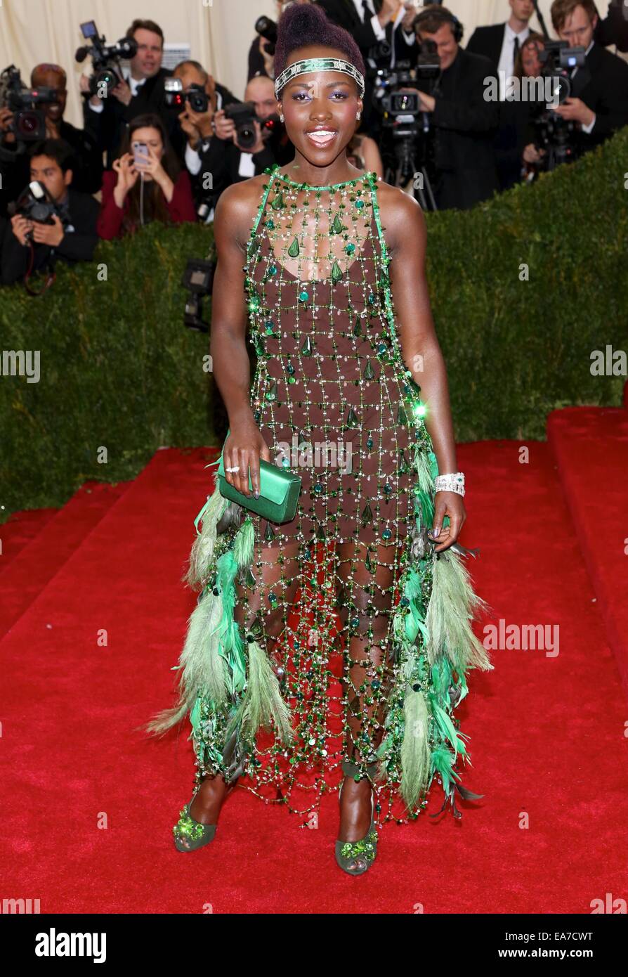 "Charles James: oltre la moda' Costume Institute Gala al Metropolitan Museum of Art - all'esterno degli arrivi con: Lupita Nyong'o Dove: New York New York, Stati Uniti quando: 06 Maggio 2014 Foto Stock