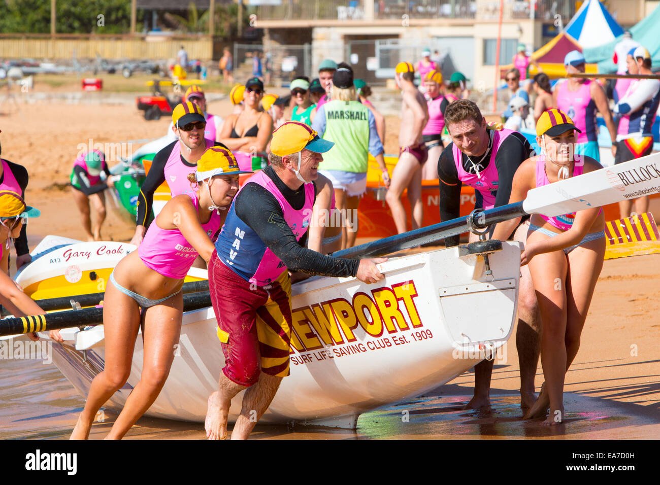 Bilgola beachSydney, surf vita di salvataggio barche di competere nel 14/15 le gare del campionato,l'australia Foto Stock