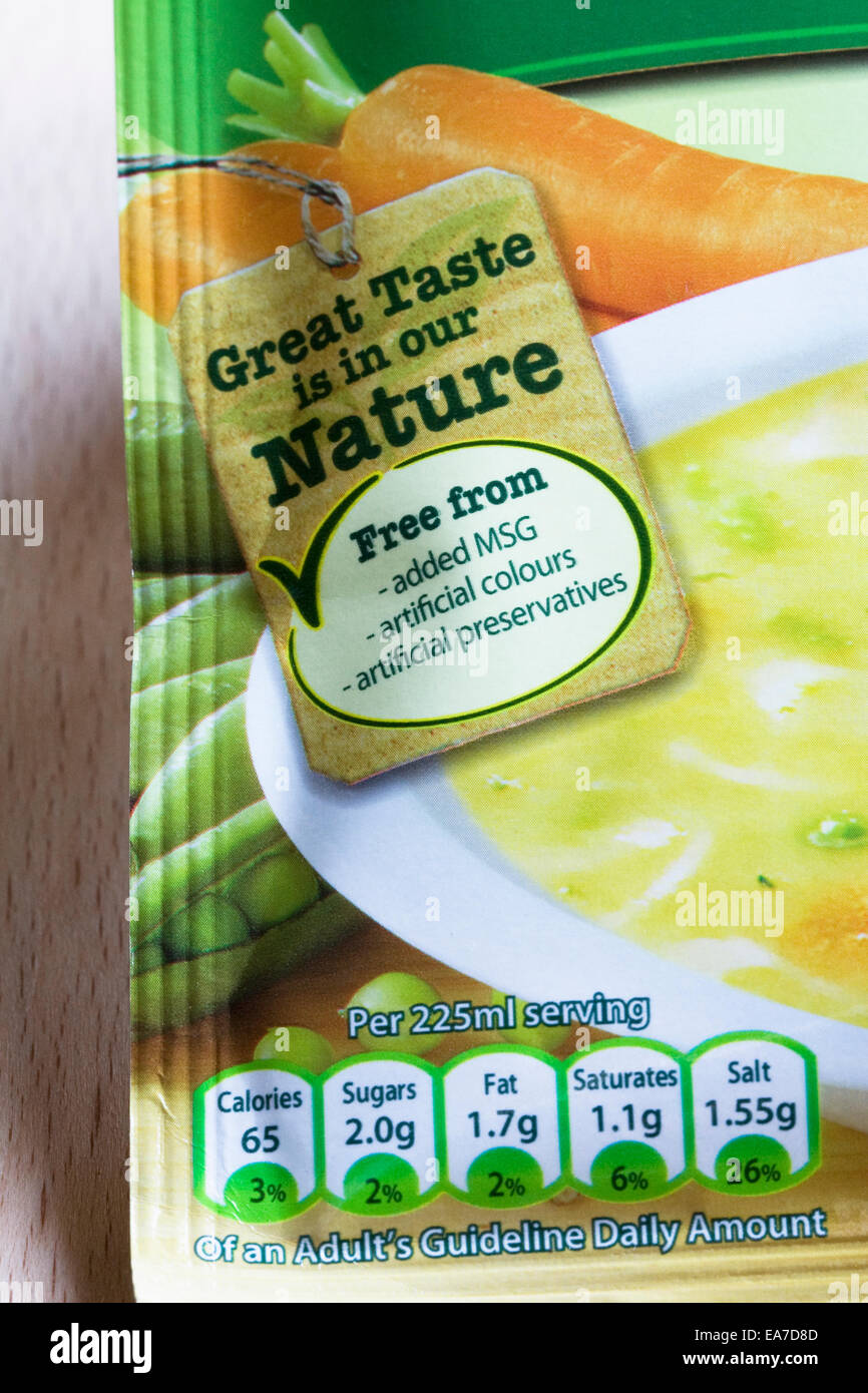 Informazioni alimentari etichetta su un pacchetto di zuppa. Foto Stock