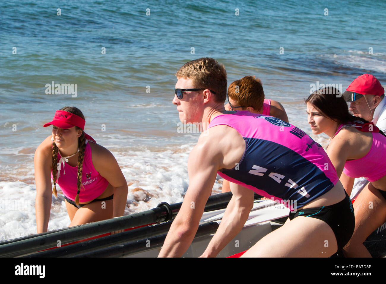 Bilgola beachSydney, surf vita di salvataggio barche di competere nel 14/15 le gare del campionato,l'australia Foto Stock