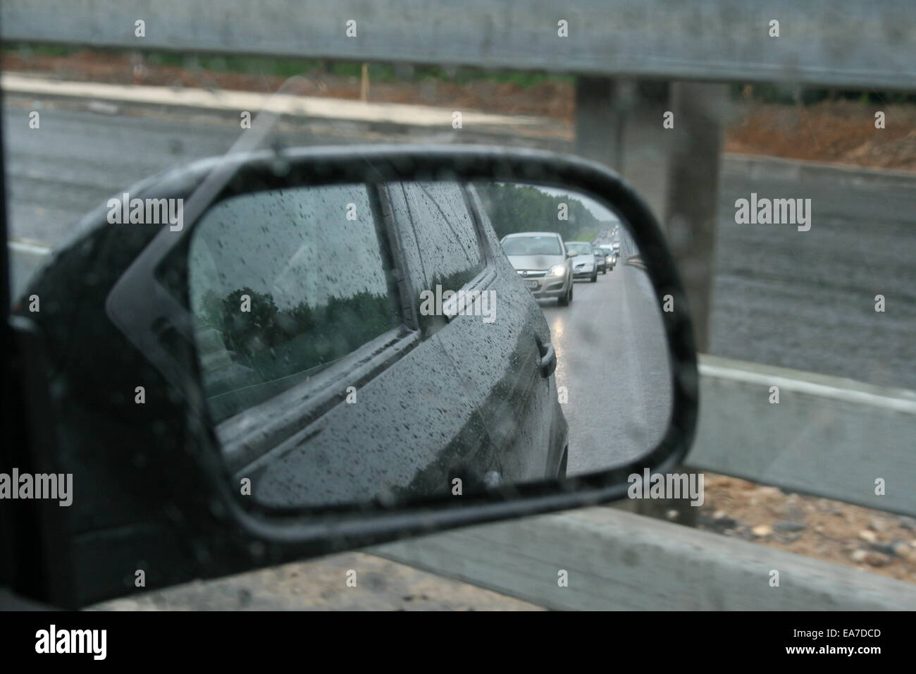 Tutte le macchine nel lato specchio di una vettura, giornata piovosa, Russia Foto Stock