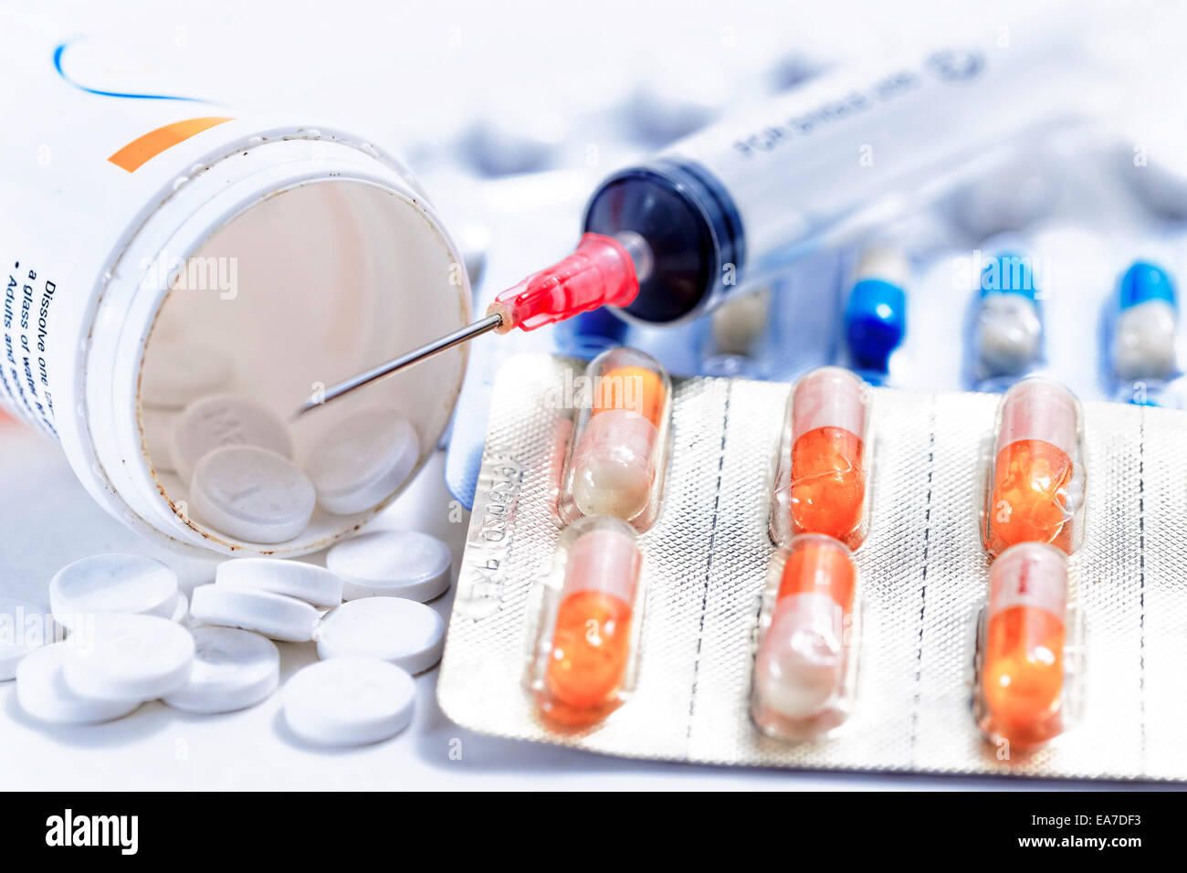 Siringa con le fiale di vetro e farmaci pillole farmaco Foto Stock