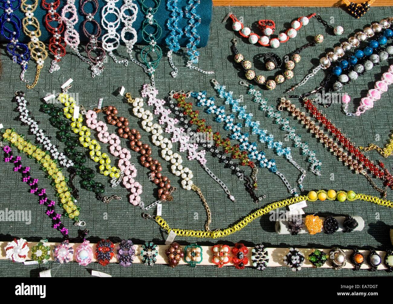 Bigiotteria e gioielli perline esposto alla fiera etnica il 27 settembre 2014 Foto Stock