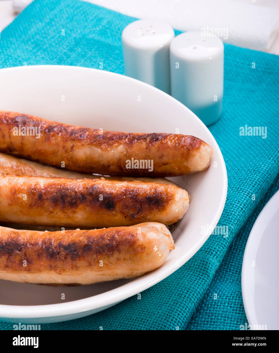 Appena cotte le salsicce di pollo in una ciotola bianco Foto Stock