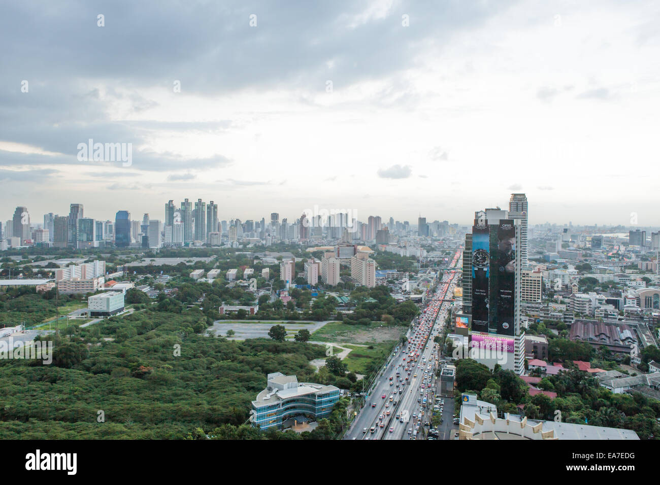 Lo skyline di Bangkok su Lumpini Park Foto Stock