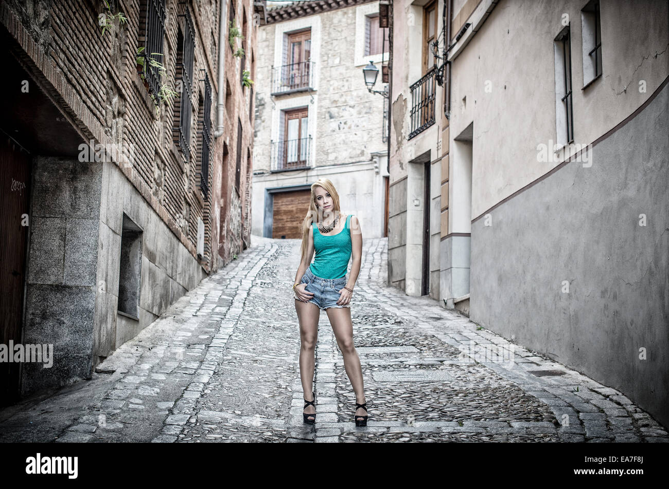 Bella giovane donna in sreet Foto Stock