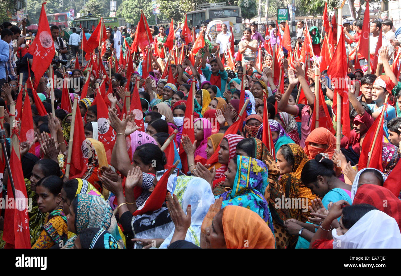 Dacca in Bangladesh. 7 Nov, 2014. I lavoratori di Hamim Sportswear Ltd tenere le bandiere rosse durante una dimostrazione contro la perdita di posti di lavoro a Dhaka. I lavoratori di Hamim Sportswear LTD prendere parte a una manifestazione davanti al National Press Club di Dhaka, a seguito della chiusura della fabbrica. Il rally è stato organizzato dalla nazionale indumento Federazione dei lavoratori Foto Stock