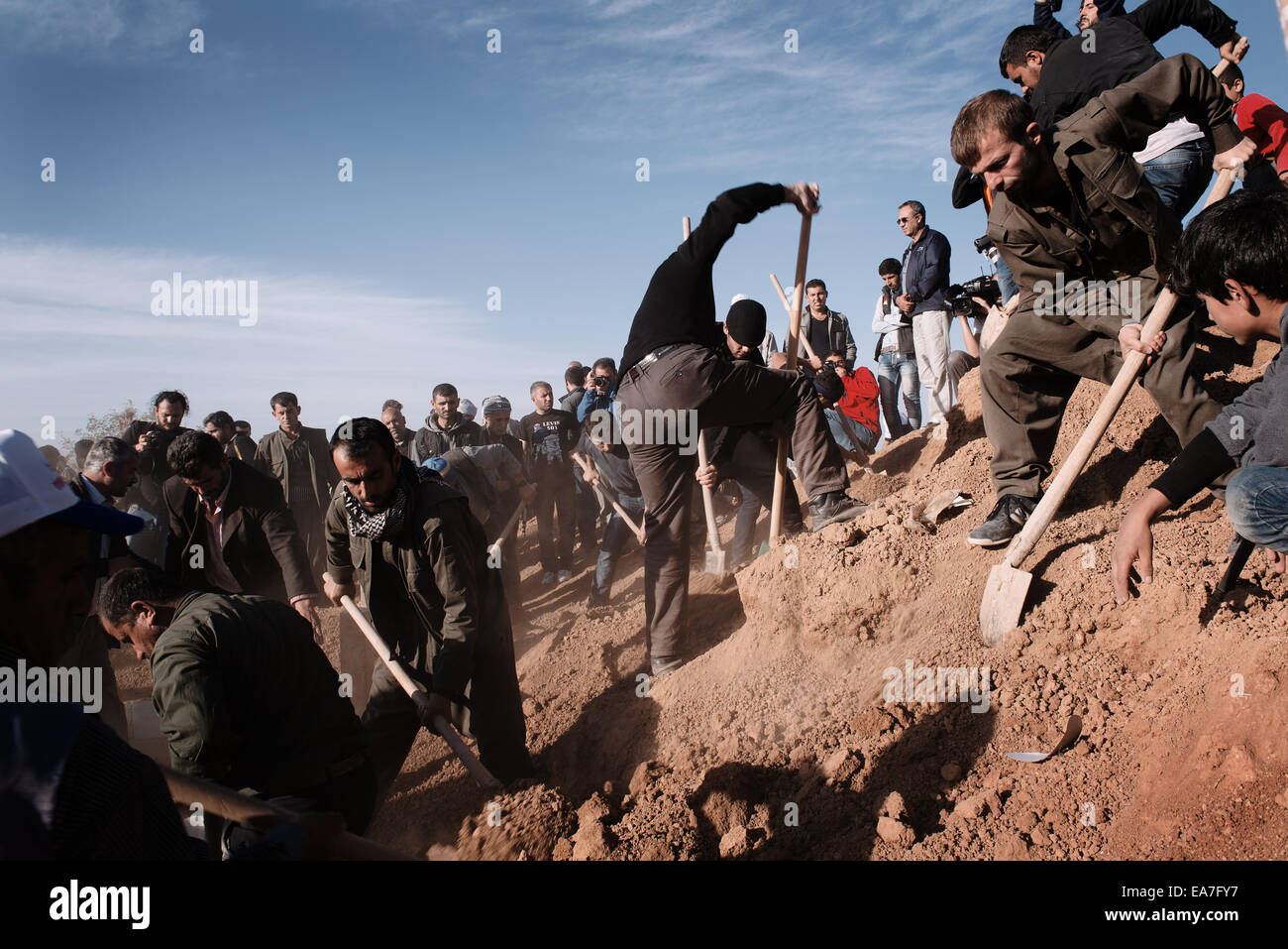 Profughi curdi bury 3 YPG curda combattenti che sono morti nelle battaglie contro lo Stato islamico forze in Kobane, Suruc, Turchia Foto Stock