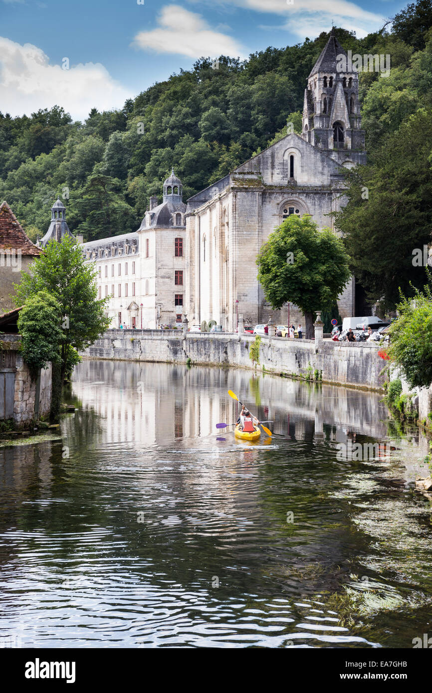 L'abbazia benedettina Abbazia Saint-Pierre de Brantôme e il suo campanile lungo il fiume Dronne, Dordogne, Aquitaine, Francia Foto Stock