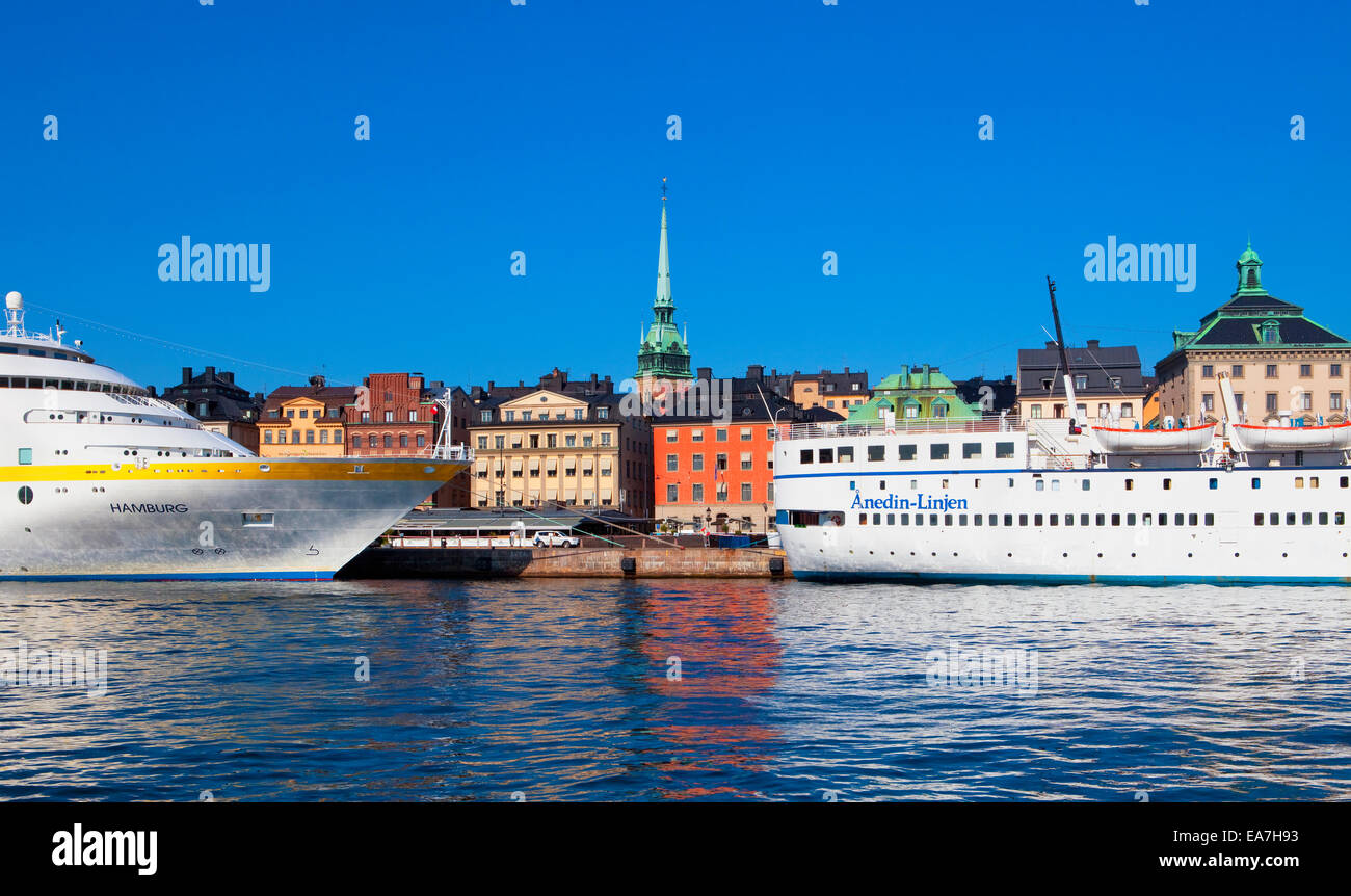 Stoccolma, Svezia, la Città Vecchia - imbarcazioni ormeggiate lungo la banchina. Foto Stock