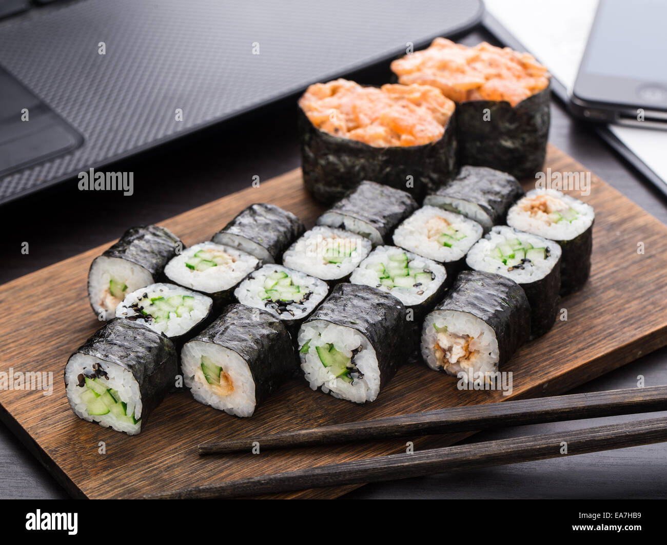 Quick sushi il pranzo in ufficio Foto Stock