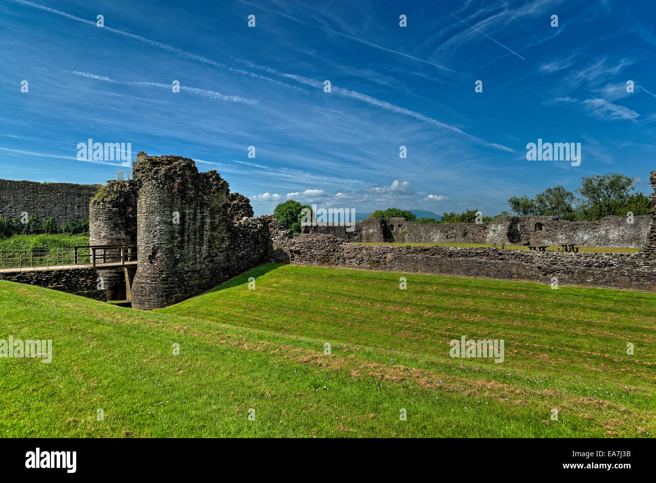 Casa di gate e la parete esterna del castello bianco, vicino Anergavenny Foto Stock