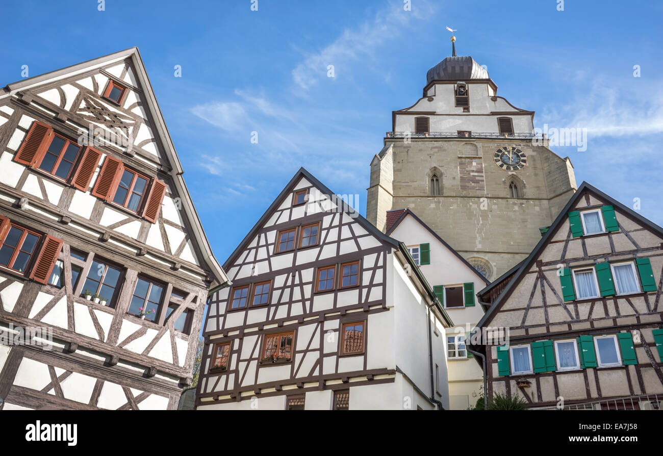 Herrenberg - Semi-case con travi di legno e chiesa Stiftskirche Foto Stock