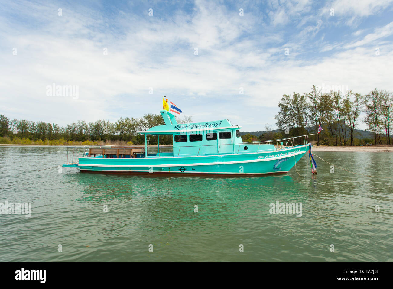 Tailandese tradizionale barca dalla coda lunga con isola thailandese in background Foto Stock