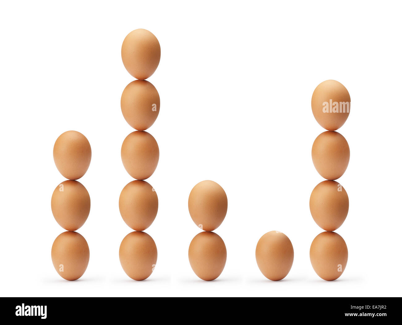 Uova impilati in forma di grafico, isolato su uno sfondo bianco. Foto Stock