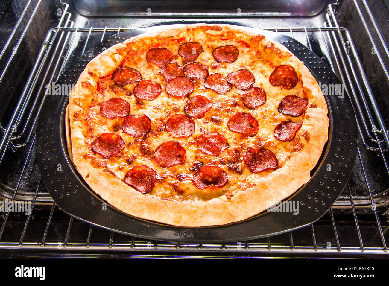 Salsiccia per pizza pizza in forno per la cottura in forno. Foto Stock