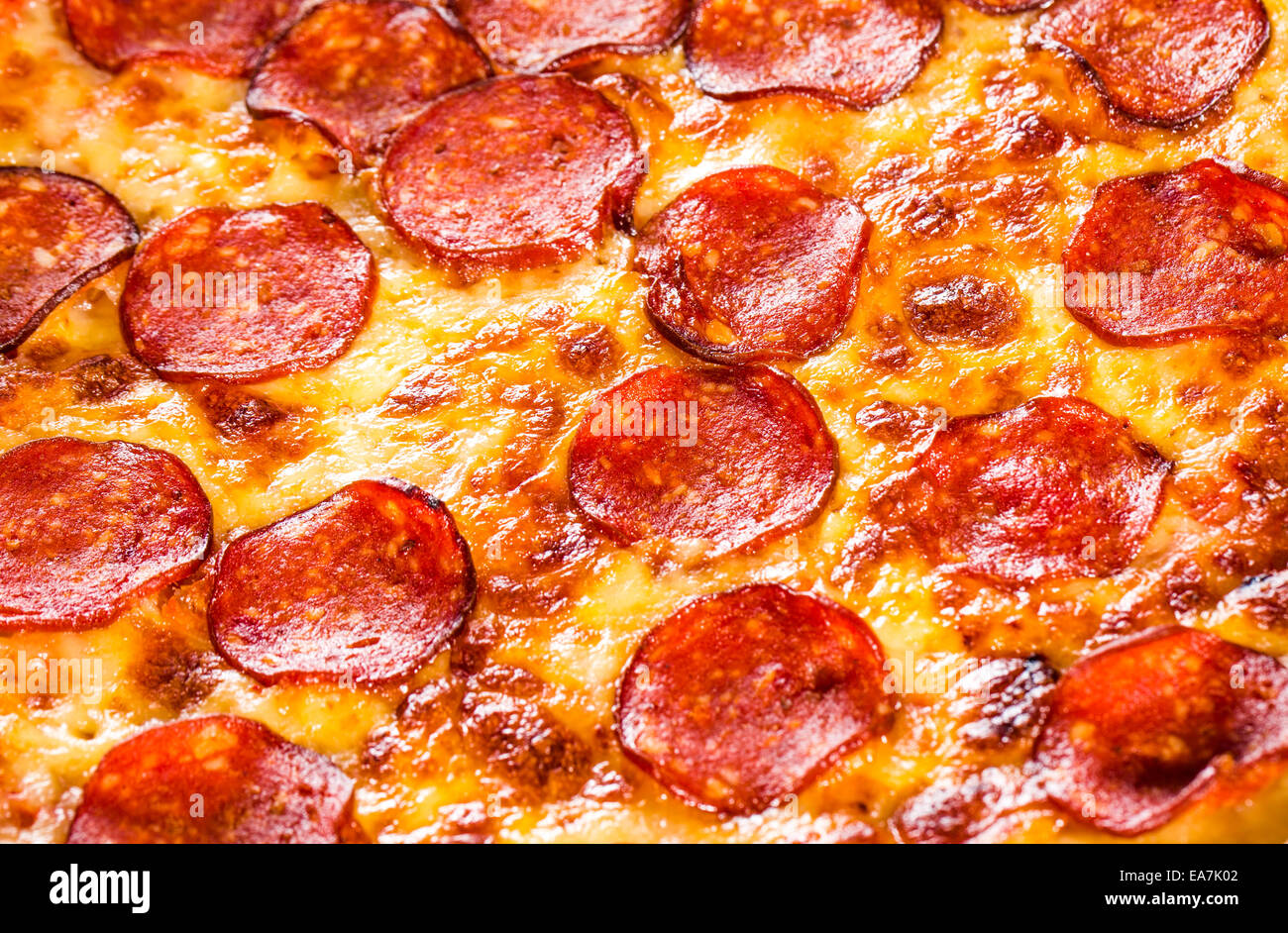 Sfondo appetitosi salsiccia per pizza pizza closeup riempimento del telaio. Foto Stock