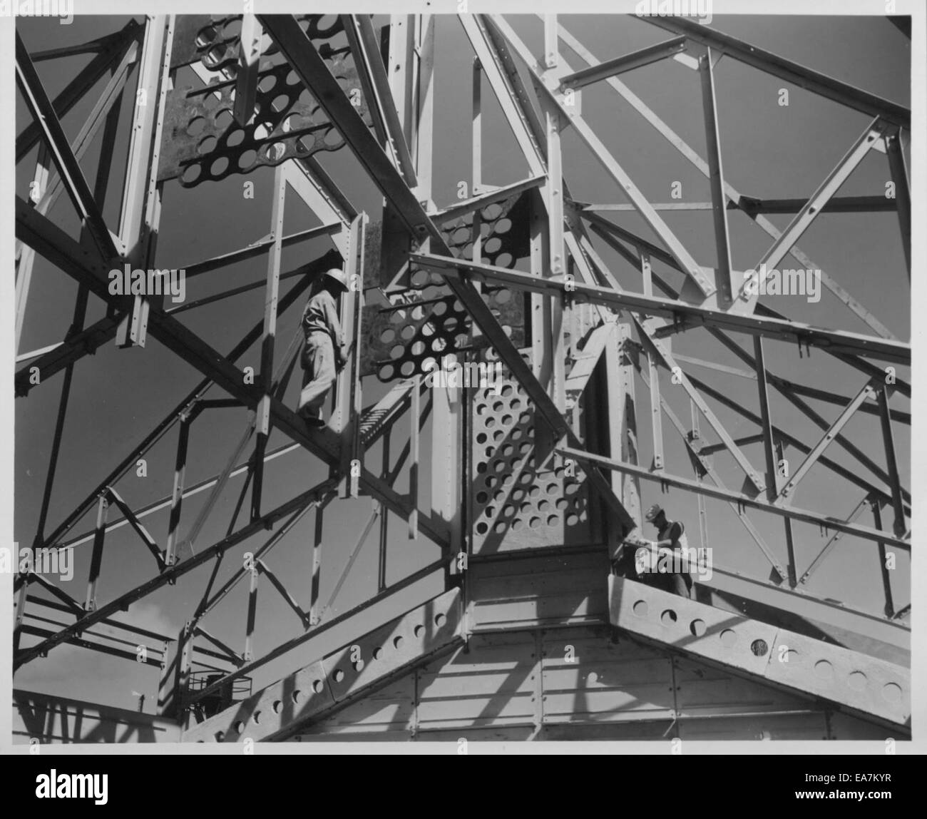 Questa immagine mostra la costruzione di un riscaldatore per Crown Center Petroleum Corporation, che mostra le apparecchiature industriali utilizzate nell'industria petrolifera. Foto Stock