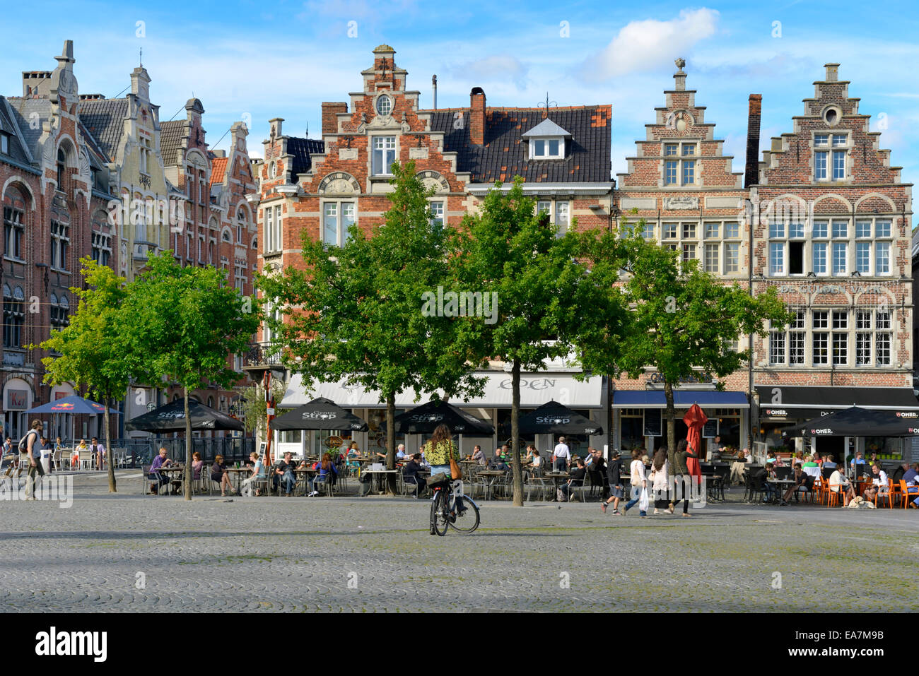 Tradizionali edifici fiamminghi, Vrijdagsmarkt Square, il mercato del venerdì, Gand, Fiandre, in Belgio, Europa Foto Stock