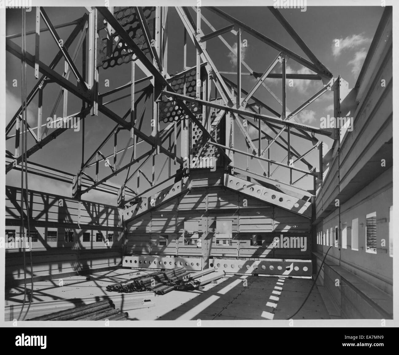 Questa fotografia mostra la costruzione di un riscaldatore da parte di Crown Central Petroleum Corporation, evidenziando i processi industriali e i macchinari utilizzati nelle operazioni nel settore del petrolio e del gas. Foto Stock