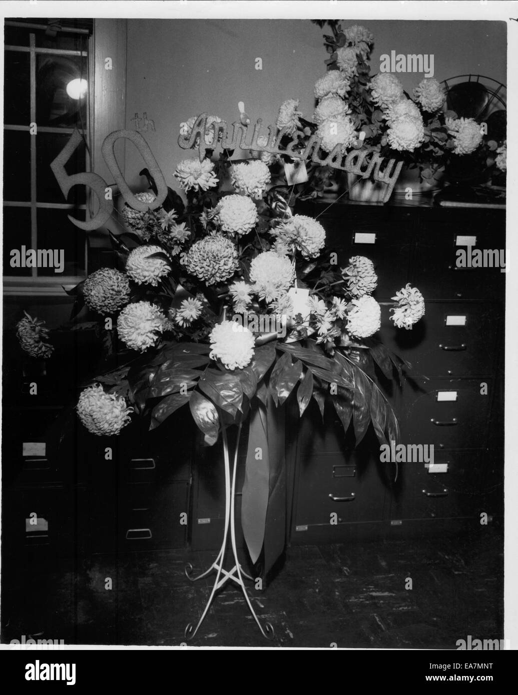 Il *Dollinger Steel Fiftieth Anniversary Flower Arrangement* è un disegno floreale commemorativo creato per celebrare il 50° anniversario della Dollinger Steel. La disposizione simboleggia la longevità, la crescita e l'eredità aziendale. Foto Stock