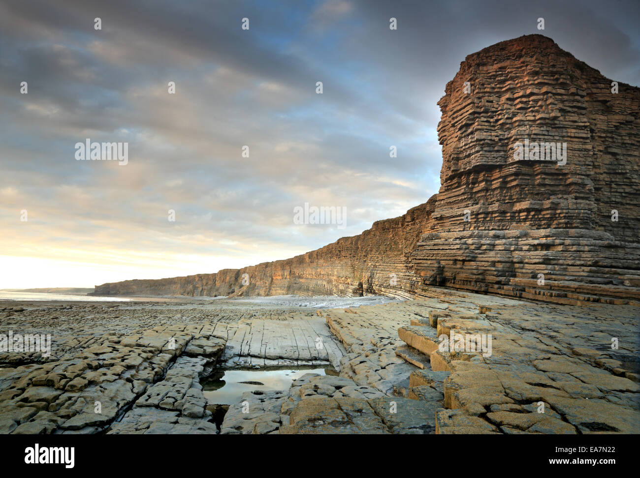 Nash punto sulla Glamorgan Heritage Coast al tramonto, incandescente con la luce della sera sulle scogliere e rocce Foto Stock