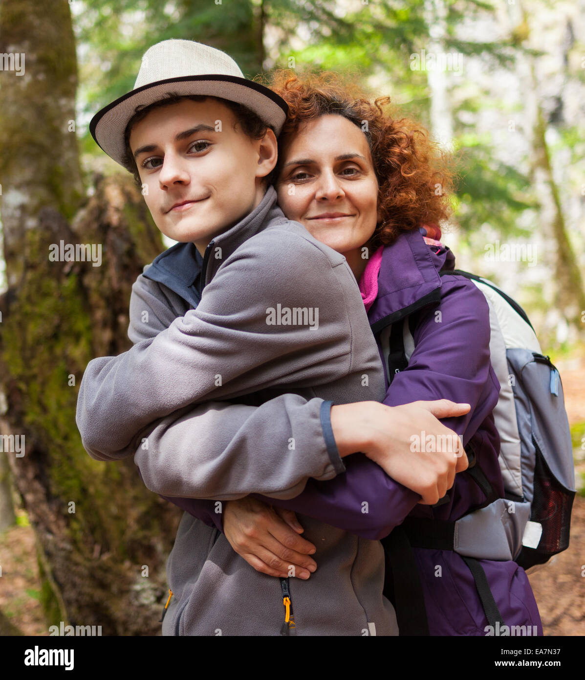 Felice madre e figlio all'aperto su una escursione Foto Stock