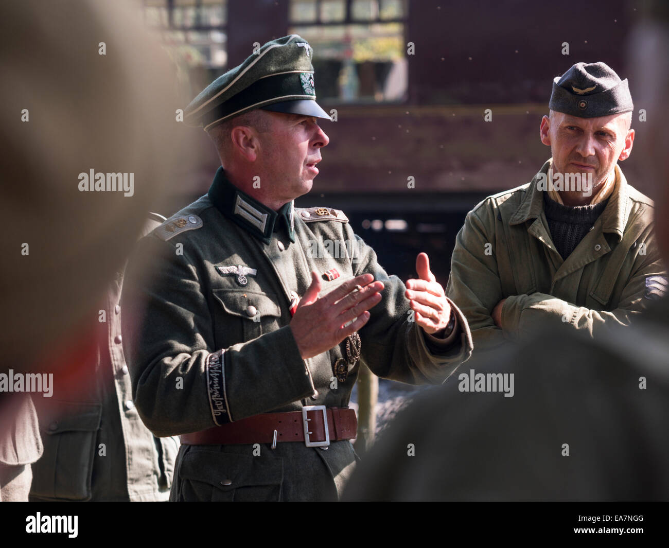 A WW11 enthusiast ri-decreta la guerra mondiale due battaglie vestito come un ufficiale tedesco, Derbyshire, Regno Unito Foto Stock