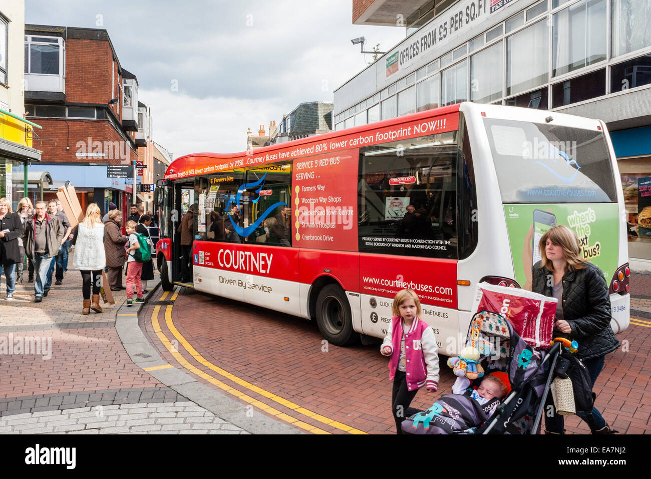 Imbarco passeggeri in autobus al centro città fermata bus, Maidenhead, Berkshire, Inghilterra, GB, UK. Foto Stock