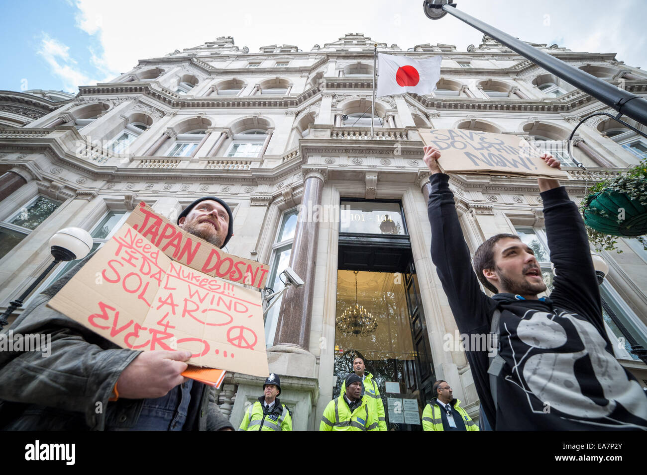 Londra, Regno Unito. 7 Nov, 2014. Protesta contro il Taiji Dolphin macellazione al di fuori dell Ambasciata Giapponese Credit: Guy Corbishley/Alamy Live News Foto Stock