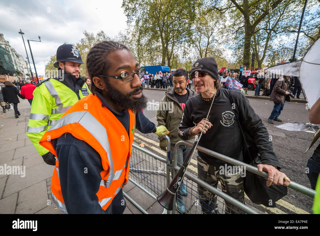Londra, Regno Unito. 7 Nov, 2014. Protesta contro il Taiji Dolphin macellazione al di fuori dell Ambasciata Giapponese Credit: Guy Corbishley/Alamy Live News Foto Stock