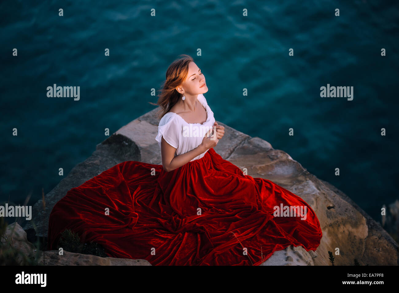 Bella ragazza vestita di bianco e il vestito rosso Foto Stock