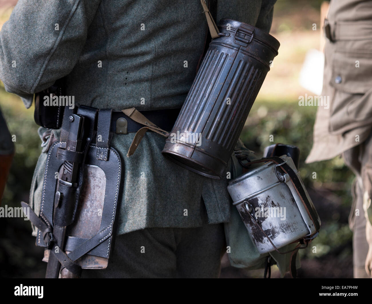 A WW11 enthusiast ri-decreta la guerra mondiale due battaglie vestito come un soldato americano con un fucile, Derbyshire, Regno Unito Foto Stock