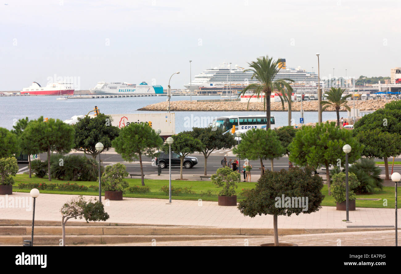 Vista dalla Cattedrale di tutta la linea costiera verso il porto di Palma di Maiorca, isole Baleari, Spagna Foto Stock