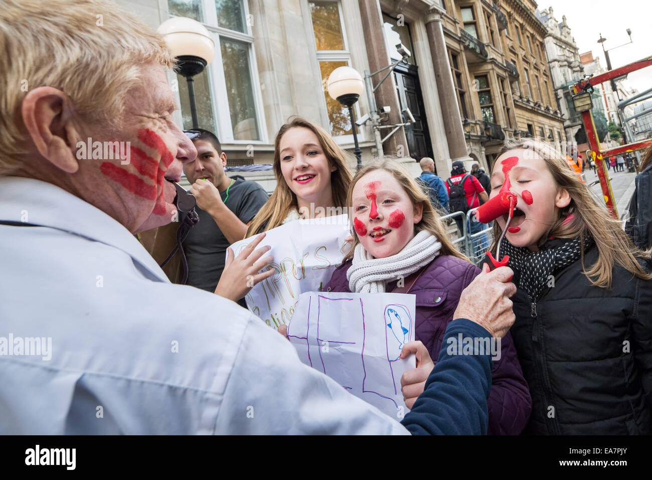 Londra, Regno Unito. 7 Nov, 2014. Protesta contro il Taiji Dolphin macellazione al di fuori dell Ambasciata Giapponese Credit: Guy Corbishley/Alamy Live News Foto Stock