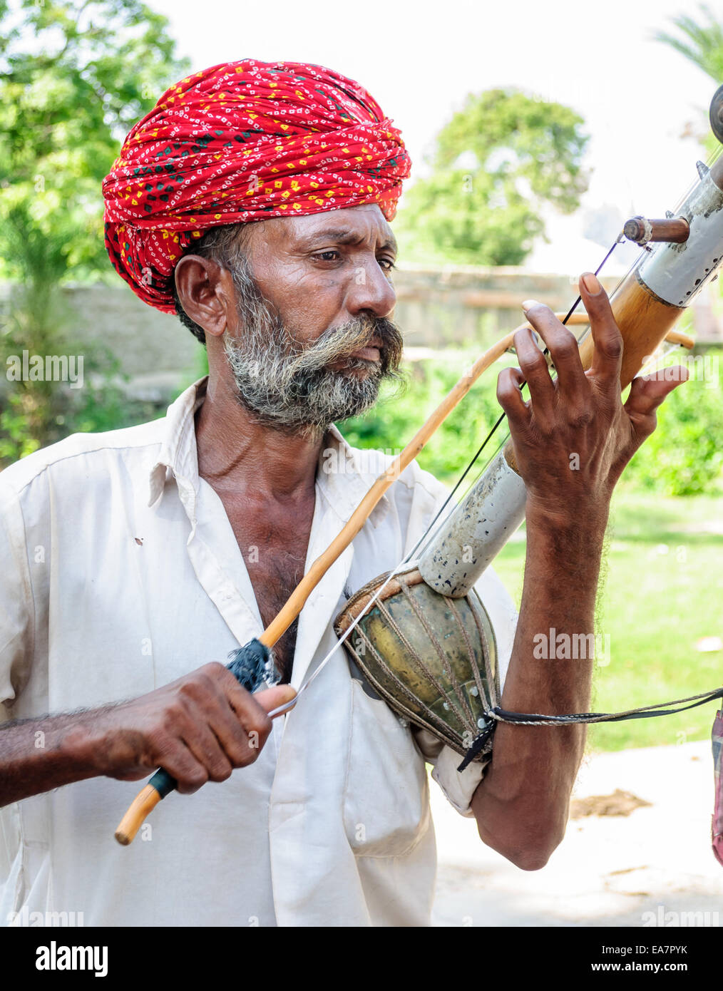 Vecchia musica folk del Rajasthan giocando a Ravanhatha Mador giardino, Jodhpur, Rajasthan, India Foto Stock