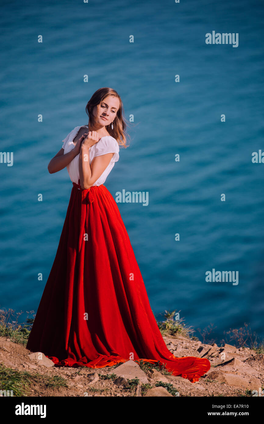 Bella ragazza vestita di bianco e il vestito rosso Foto Stock