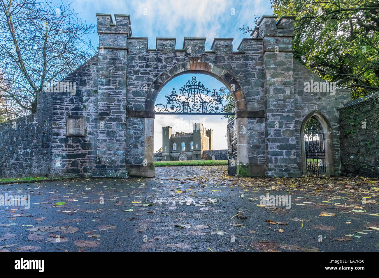 Il cancello principale di Fort hillsborough co down con bosco circostante in autunno sunshine. Il modo di gate di incorniciatura dei fort. Foto Stock