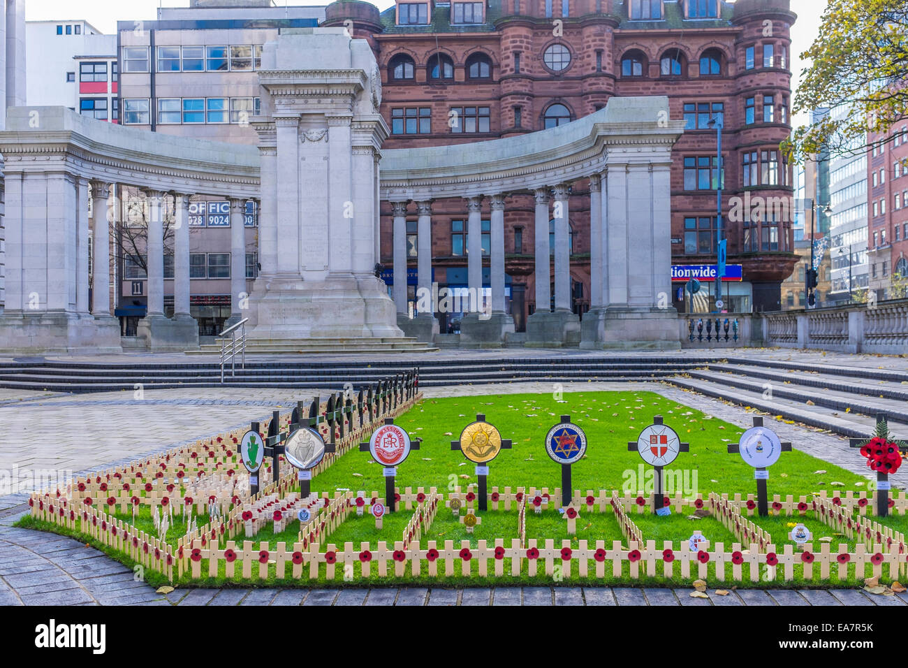 Belfast City Hall il Cenotafio, con il Royal British Legion croci piantate nel prato. Foto Stock