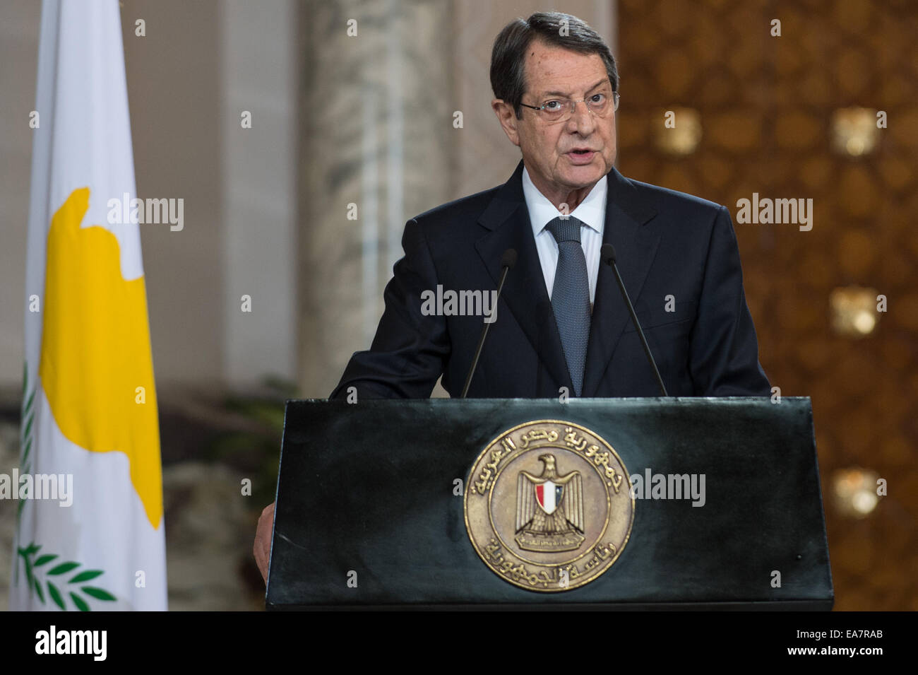 Il Cairo, Egitto. 8 Novembre, 2014. Il Presidente cipriota Nicos Anastasiades parla durante una conferenza stampa dopo un vertice di cooperazione tra Egitto, Cipro e Grecia nella capitale egiziana Il Cairo, nov. 8, 2014. I leader dei tre paesi hanno discusso questioni regionali di mutuo interesse il Vertice. Credito: Pan Chaoyue/Xinhua/Alamy Live News Foto Stock