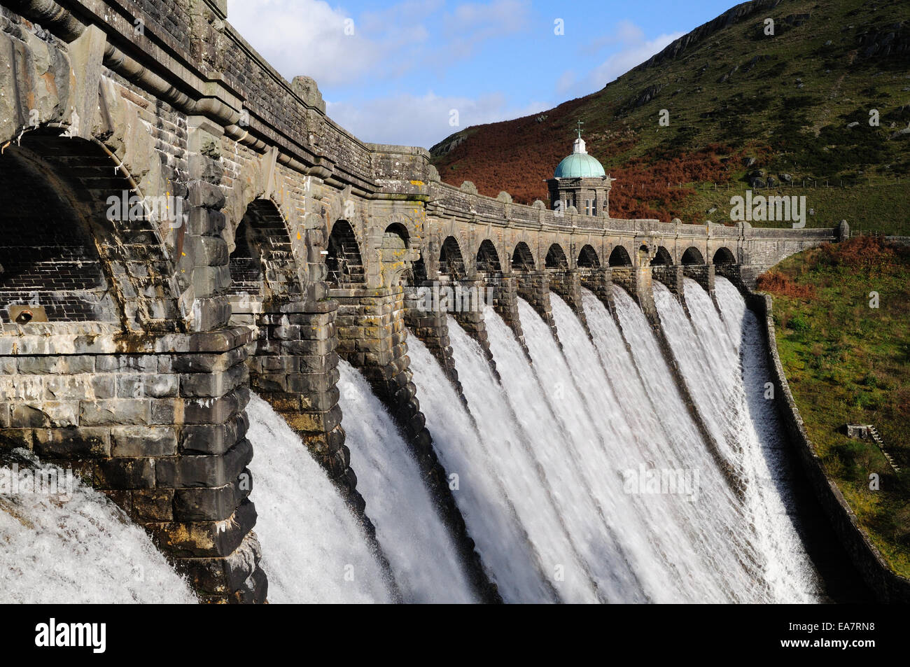 Craig Goch Dam traboccante Elan Valley Rhayader Powys Galles cymru REGNO UNITO GB Foto Stock