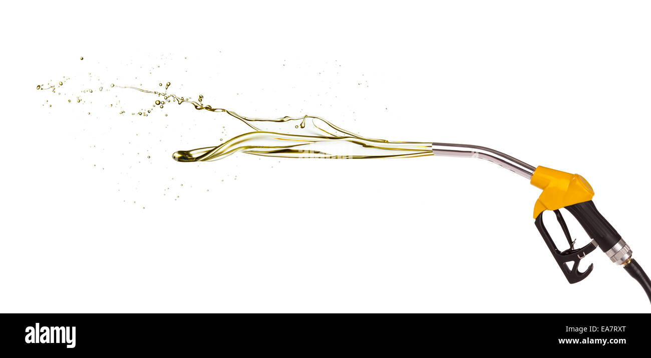 Schizzi di benzina fuori della pistola, isolati su sfondo bianco Foto Stock