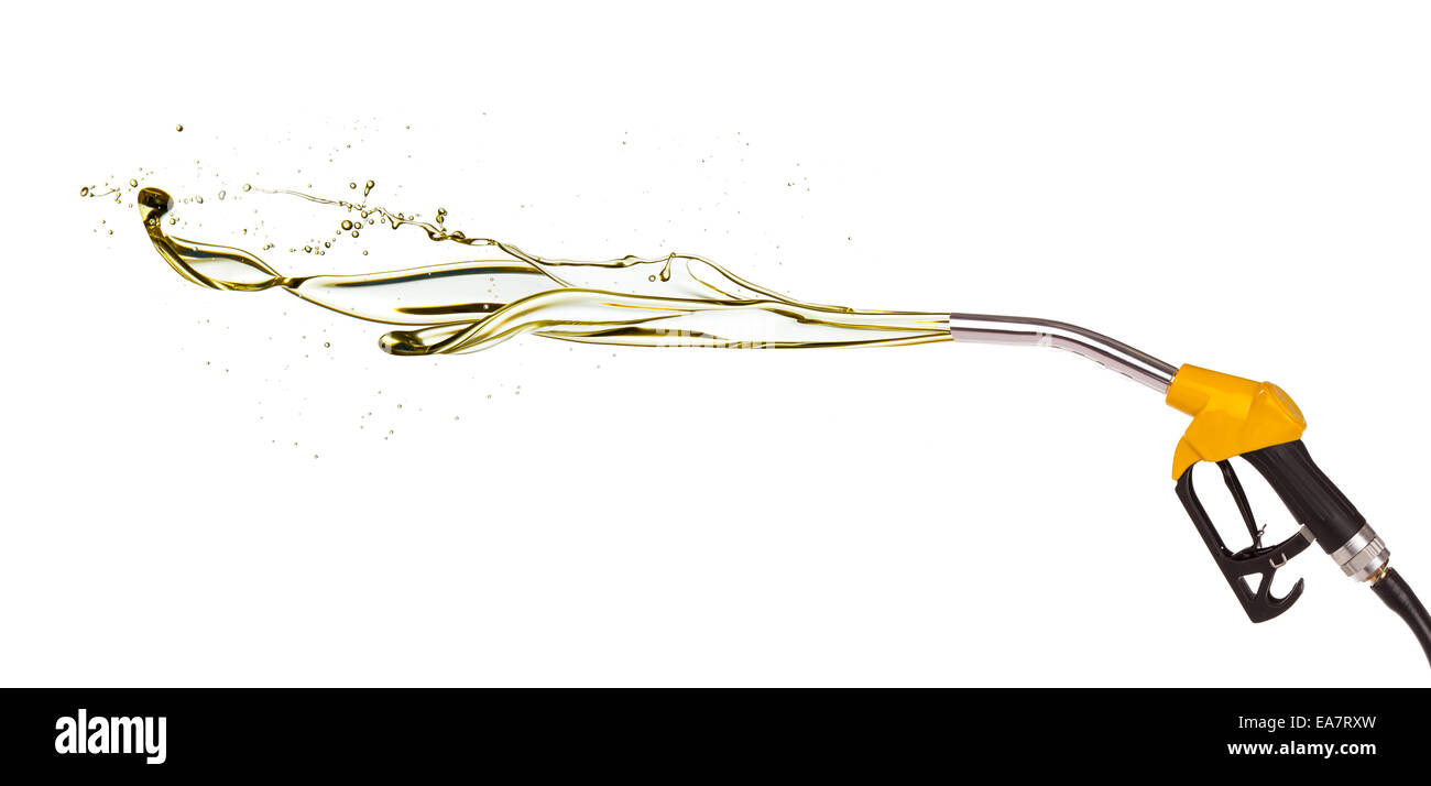 Schizzi di benzina fuori della pistola, isolati su sfondo bianco Foto Stock